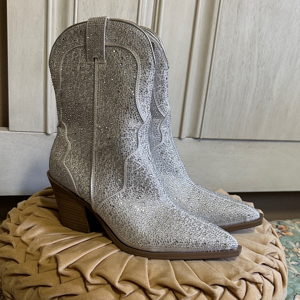 NWT Universal thread rhinestone Silver Heeled Boots size 8